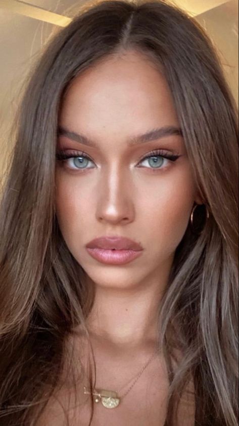 Isabelle Mathers Hair, Light Brown Hair With Blue Eyes, Brown Hair Light Eyes, Old Money Makeup Look, Light Brown Hair Blue Eyes, Old Money Makeup, Summer Brown Hair, Light Brown Hair Shades, Light Brown Hair Color