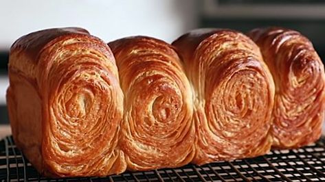 How To Make A Croissant Loaf | DIY Joy Projects and Crafts Ideas Croissant Loaf, Cream Filled Donuts, Homemade Croissants, Butter Croissant, Croissant Dough, Pane Dolce, Homemade Bread Easy, Filled Donuts, Loaf Recipes