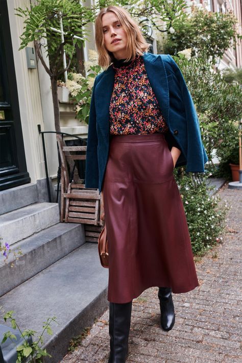 Burgundy Skirt Outfit Winter, Brown Leather Skirt Outfit Winter, Long Leather Skirt Outfit Winter, A Line Leather Skirt Outfit, Burgundy Skirt Outfit Fall, Burgundy Leather Skirt Outfit, Style A Leather Skirt, Brown Leather Skirt Outfit, Burgundy Leather Skirt