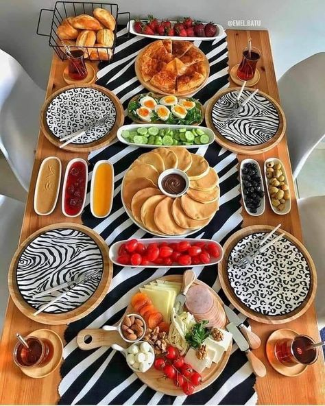 Breakfast Presentation, Serving Ideas, Breakfast Platter, Party Food Buffet, Catering Ideas Food, Brunch Time, Vici Collection, Easy Food Art, Food Displays