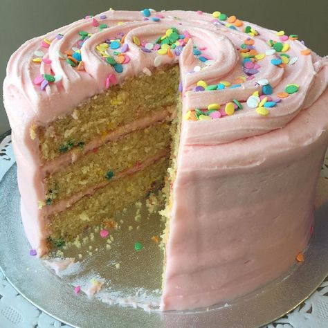 The Pink House, Pastel Cakes, Baking Book, Pink Frosting, Interiors Inspiration, Sprinkle Cake, Pink House, Just Cakes, Cute Desserts