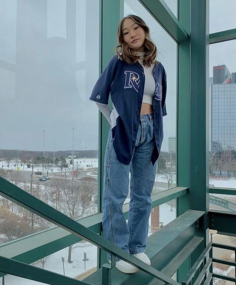 Baseball Jersey Outfit Aesthetic, Oversized Baseball Jersey Outfit Women, Hiphop Outfits Women, How To Style A Baseball Jersey, Baseball Outfit Aesthetic, Baseball Outfit Women, Baseball Style Outfits, Hiphop Style Outfits, Baseball Tee Outfits