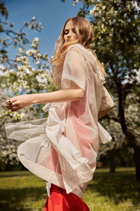 Fashion Editorial Nature, Vogue Editorial Photography, Fashion Photoshoot Editorial, Vogue Ukraine, Vogue Editorial, Dreamy Photography, Summer Photoshoot, Fashion Photography Inspiration, Garden Photography