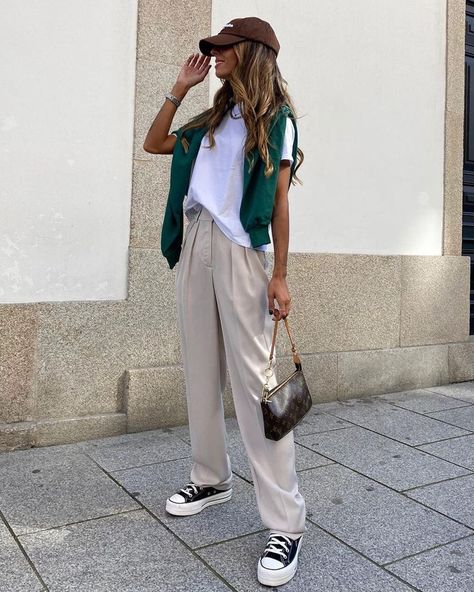 Este pantalón ancho beige de pinzas de 22 € de Primark queda tan perfecto que no hace falta ni probárselo para saber que sienta como un guante. A Todas. Outfit Primavera 2020 Casual, Primark Outfit 2023, Ootd Pantalon Beige, Beige Pantalon Outfit, Pantalones Beige Outfit, Outfit Pantalon Beige Mujer, Pantalon Ancho Outfits, Outfit Con Pantalon Beige, Outfit Pantalon Beige