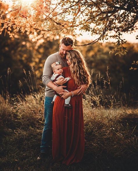 Outside Fall Family Picture Ideas, Fall Photo Shoot Family Of 3, Fall Family Photoshoot With Newborn, Fall Family Photos Poses With Baby, Fall Photoshoot Ideas Family Of 3, Family Photos On Bench, Newborn And Family Photos, Fall Family Photo Shoot With Baby, Family Photos With Old Truck