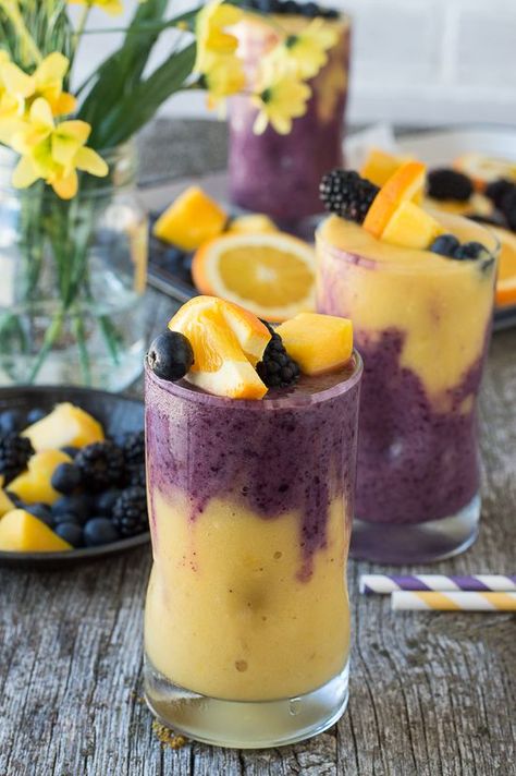 This two layer Hawaiian Berry Smoothie has an orange mango layer and a berry layer! Top the smoothie with a skewer filled with fresh fruit! Resep Smoothie, Overnight Oat, Easy Smoothie Recipes, Mango Smoothie, Hawaiian Party, Easy Smoothies, Berry Smoothie, Smoothie Shakes, Yummy Smoothies