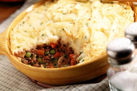 Leftover Meatloaf Shepherd's Pie Recipe - use root veggie purée instead of packaged potatoes. Leftover Meatloaf Recipes, Looney Spoons, Cooktop Cove, Leftover Meatloaf, Cottage Pie Recipe, British Dishes, Leftover Recipes, Shepherds Pie Recipe, Cottage Pie