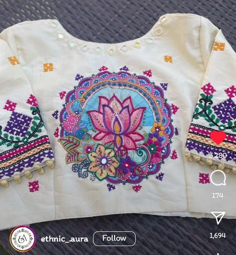 Blouse Painting Designs, Machi Work Blouse, Kutch Work Designs Blouses, Exclusive Saree Blouse Designs, Gamthi Work, Blouse Designs High Neck, Kutch Work Designs, Cotton Blouse Design, Mirror Work Blouse