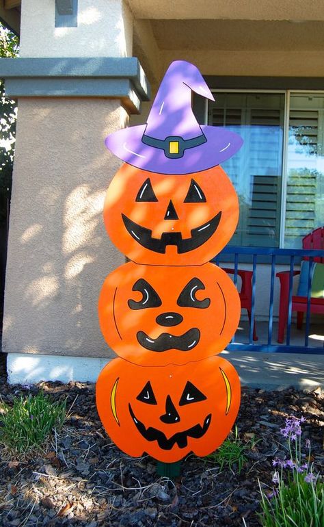 Decoraciones de Halloween para el Exterior de Casa hechas con Goma Eva • Manualidades con Foamy Halloween Exterior, Porta Halloween, Halloween Classroom Decorations, Outdoor Halloween Decor, Halloween Yard Art, Dekorasi Halloween, Halloween Decor Diy, Wood Yard Art, Classy Halloween