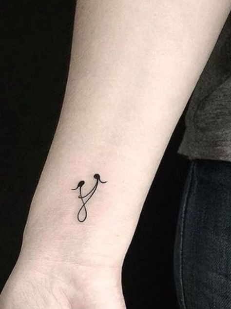 Tatouage fin poignet - Tatouage poignet : 95 modèles qui nous inspirent Sister Symbol, Sister Symbol Tattoos, Sister Symbols, Tattoo Sister, Sister Tattoo Designs, Twin Tattoos, Minimal Tattoo Design, Hamsa Tattoo, Friendship Tattoos