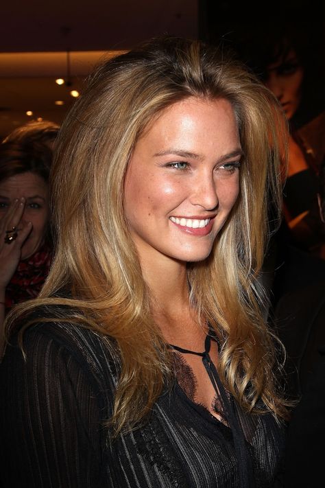 Haircut Color Ideas, 2020s Fashion, Bar Refaeli, Haircut And Color, Hot Girl Summer, Night On The Town, American Dream, Album Photo, Color Ideas