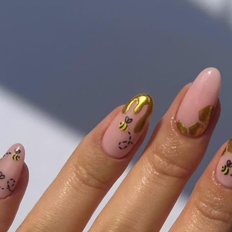 Yellow Nails With Bees, Honey Inspired Nails, Bee Hive Nails, Simple Bee Nails, Bees Nail Art, Bee On Nails, Bee Nail Art Designs, Honey Bee Nail Designs, Bee Theme Nails