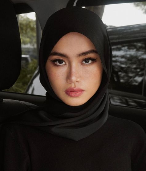 Black Hijab Makeup, Woman With Hijab Photography, Mafia Lady Outfit, Pose Selfi, Hot Figure, Hijab Makeup, Light Makeup Looks, Black Hijab, Make Your Choice