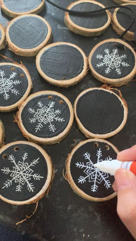 Wood Slice Decoration Christmas, Wood Slice Snowflake Ornament, Birch Ornaments Wood Slices, Ornaments With Wood Slices, Christmas Ornaments Wood Diy, Ornaments Out Of Wood Slices, Christmas Ornaments Using Wood Slices, Homemade Wood Slice Ornaments, Diy Wooden Christmas Ornaments Ideas