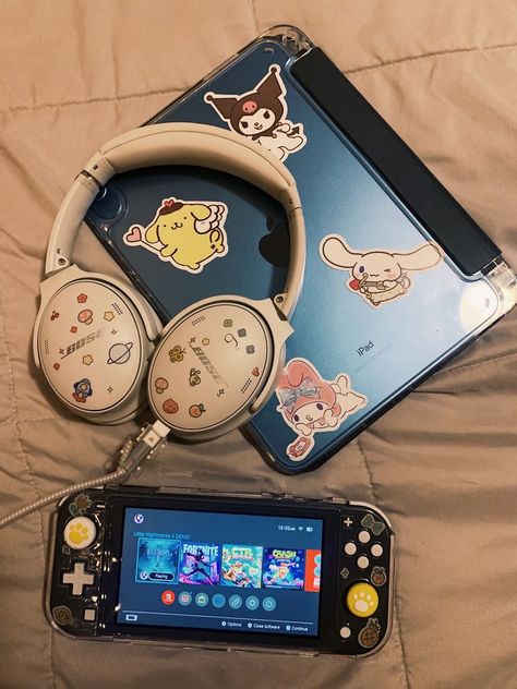 Mobile Gaming Aesthetic, Nintendo Switch Decoration Ideas, Aesthetic Switch, Console Aesthetic, Nintendo Switch Aesthetic, Switch Aesthetic, Aesthetic Tech, Cute Headphones, Tech Aesthetic