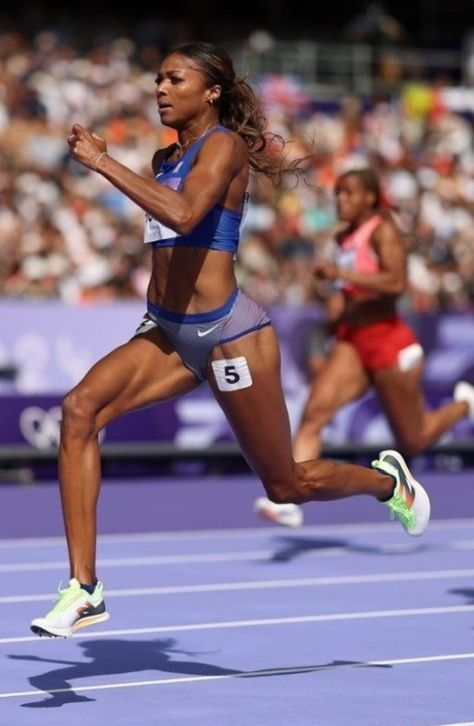 Running Medals Aesthetic, Track Athlete Aesthetic, Track And Field Aesthetic, Gabby Thomas, Running Inspo, Woman Athlete, Track Goals, Sydney Mclaughlin, Run Training