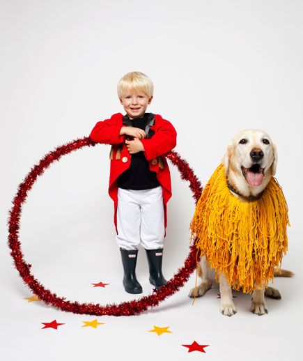 Even if you’ve waited until the last minute, there's still plenty of time to make simple Halloween costumes out of items you already have in your home. Lion Tamer Costume, Costumes Faciles, Hippie Costume Halloween, Boy And His Dog, Lion Tamer, Easy Diy Costumes, Lion Costume, Hippie Look, Last Minute Halloween Costumes