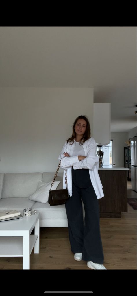 Aritzia Trousers Outfit, Abercrombie Trousers Outfit, Aritzia Employee Outfit, Aritzia Outfit, Corporate Girlie, Aritzia Style, Minimalistic Outfits, Trousers Outfit, Outfit Inspiration Women