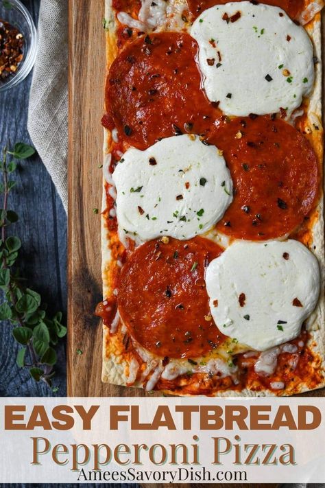 Peperoni Pizza Recipes, Grilled Flatbread Pizza Recipes, Pepperoni Flatbread, Flatbread Pizza Recipe, Flatbread Pizza Recipes, Grilled Flatbread, Easy Flatbread, Flatbread Pizza, Pizza Recipe