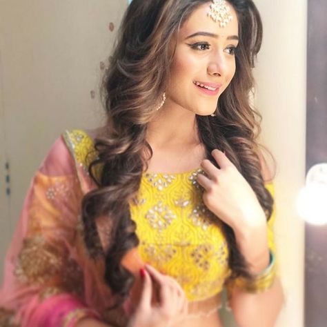 Hiba Maang Tika Hairstyle Open Hair, Tikka Hairstyle, Hairband Hairstyle, Mang Tika, Hiba Nawab, Open Hair, Body Hot, Engagement Hairstyles, Open Hairstyles