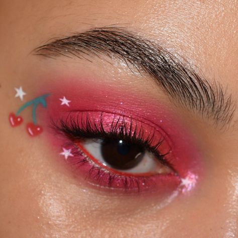 Harry Styles Makeup Inspired, Harry Styles Makeup, Concert Makeup Looks, Red Eyeshadow Look, Festival Eye Makeup, Red Makeup Looks, Hslot Outfit Ideas, Harry Styles Concert Outfit, Harry Styles Hair