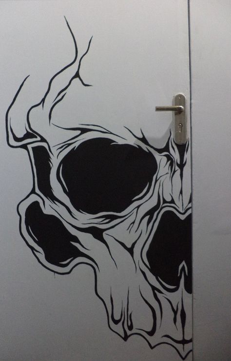 Grunge Wall Mural, Skull Wall Mural, Gothic Mural Ideas, Grunge Wall Painting Ideas, Gothic Wall Painting Ideas, Door Drawing Ideas Bedroom, Grunge Wall Painting, Draw On Wall, Gothic Mural