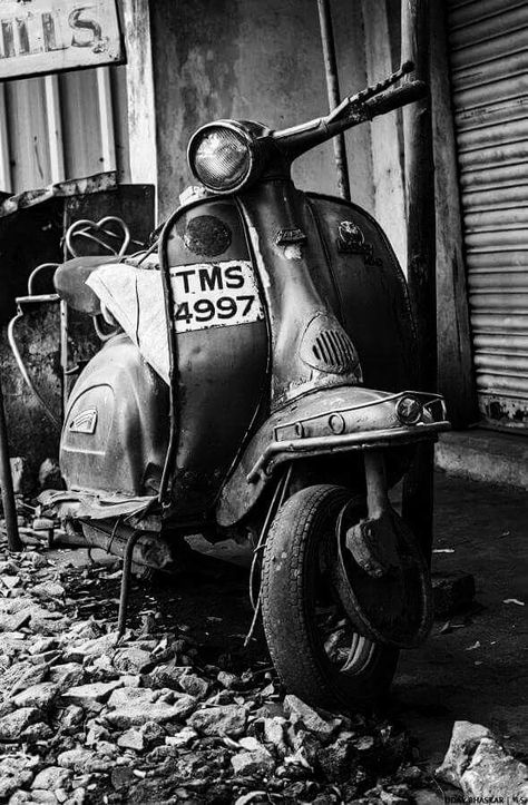 Bajaj Scooter Vintage, Bajaj Chetak, Vintage Scooter, Black And White Photo Wall, Vespa Scooter, Ganesh Photo, Black And White Picture Wall, Pencil Shading, Vespa Lambretta