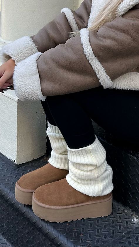 All Posts • Instagram Ugg Mini Boots Outfit Winter, Ugg Mini Boots Outfit, Cute Winter Shoes, Uggs Outfit Winter, Ugg Mini Boots, Cute Uggs, Simple Winter Outfits, Stylish Outfits Casual, Autumn Boots