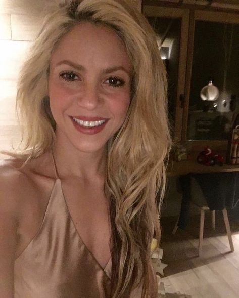 Shakira Hair, Shakira Hips, Shakira Photos, Hair Clips 90s, Curls For Long Hair, Black Eyed Peas, Clip In Hair Extensions, Shakira, Model Hair