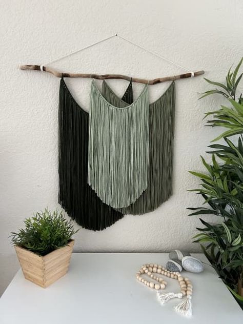 Luxury decorative crochet macrame wall hanging wall decorative ideas easy free crochet pattern Macrame Wall Decor Ideas, Green Macrame Wall Hanging, Boho Fiber Art, Green Macrame, Green Living Room Decor, Wall Macrame, Wall Hanging Living Room, Boho Yarn, Boho Farmhouse Decor