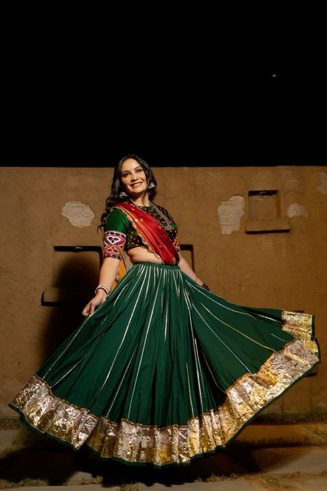 Navratri Chaniya Choli Latest 2024, Navratri Ghagra, Mehndi Lehnga, Blouse Pattern Indian, Bottle Green Lehenga, Garba Dresses, Garba Choli, Patola Lehenga, Navratri Ideas