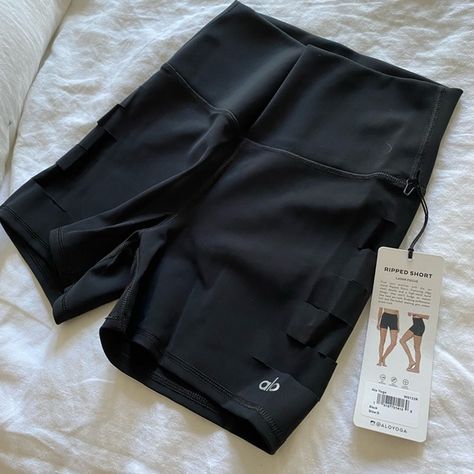 NWT Alo Yoga Women’s Ripped Short Alo Yoga Biker Shorts, Alo Yoga Shorts, Black Biker Shorts, Alo Yoga Pants, Ripped Shorts, How To Have Twins, Sporty Outfits, Running Clothes, Outfit Goals