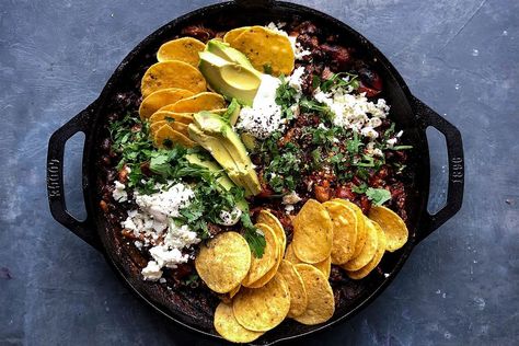 Black bean chicken nachos - Recipes - delicious.com.au Tex Mex Party Food, Taco Night Ideas Parties, Streetfood Ideas, Mexican Food Photography, Taco Dinner Party, Mexican Food Night, Taco Night Ideas, Easy Mexican Recipes, Bean Nachos