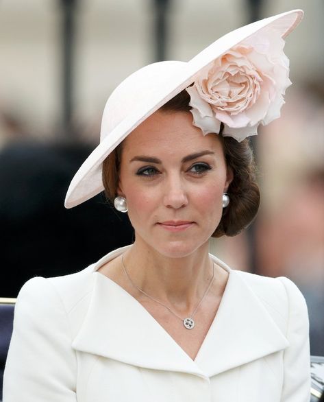 The duchess chose a gorgeous hat by Philip Treacy for Trooping the Colour, during the queen's 90th birthday in 2016. English Hats, Principe William Y Kate, Ciara Wilson, Kate Middleton Hats, Philip Treacy Hats, Düşes Kate, Herzogin Von Cambridge, Princesse Kate Middleton, Trooping The Colour