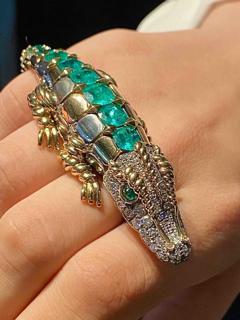 Gold Jewelry Stores, Stunning Jewellery, Animal Jewelry, Emerald Diamond, Antique Rings, Luxury Jewelry, Turquoise Bracelet, Gold Jewelry, Emerald