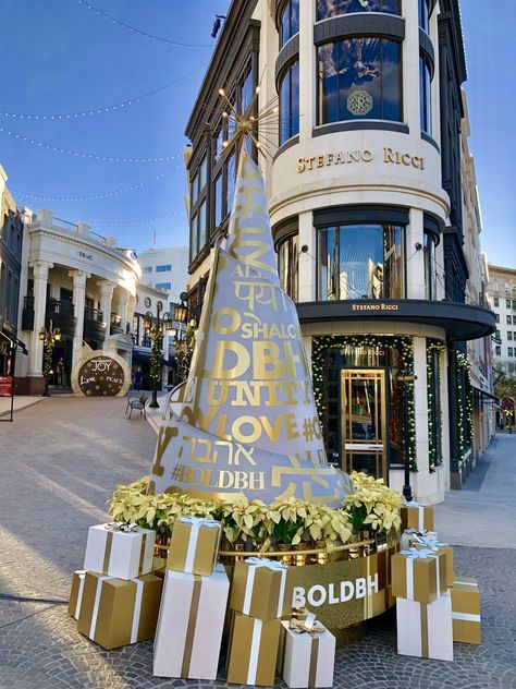 Beverly Hills Christmas, Outdoor Decoration Ideas, Outdoor Christmas Decoration Ideas, Christmas Decoration Ideas, Rodeo Drive, American Dream, Drive In, Outdoor Christmas Decorations, California Usa