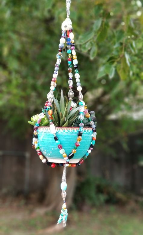 Glass Bead Crafts, O J Simpson, Macrame Plant Hanger Patterns, Diy Plant Hanger, Astuces Diy, Macrame Plant Hangers, Beaded Crafts, Hanging Planter, Art Garden