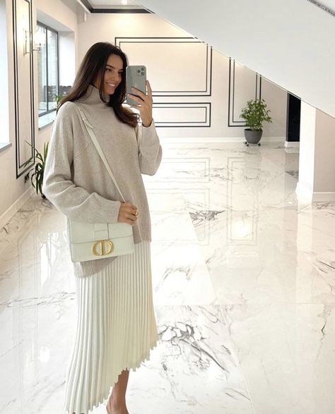 Saudi Fashion Street Styles, Synagogue Outfit, Saudi Style, Modest Street Fashion, Cream Handbag, Elegant Summer Outfits, Scandi Fashion, Minimalistic Outfits, Elegant Lady