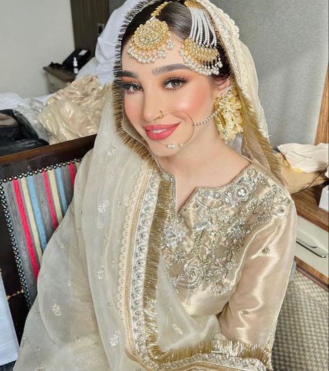 Nikkah Favours, Hairstyles Desi, Nikkah Look, Nikkah Makeup, Bridal Makeup Pictures, Pakistani Wedding Hairstyles, Makeup Pakistani, Nikkah Outfit, Casual Bridal Dress