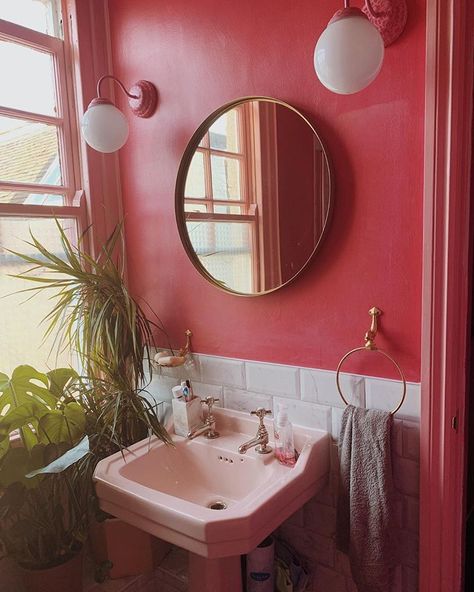 Pink bathroom of dreams 💖🌺🌴 Colorful Small Bathroom, Maximalist Bathroom, Colorful Eclectic Home, Colorful Eclectic, Eclectic Bathroom, American Interior, Decorating Advice, Flat Interior, Bathroom Photos