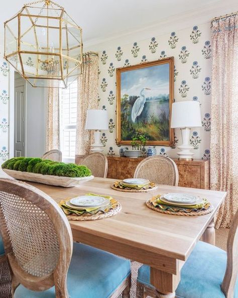 Grandmillenniallist on Instagram: "Designer spotlight! I adore everything shared by @oystercreekstudios! They are absolutely a delight to follow. This dining area is absolutely gorgeous! Prepare to be inspired! 🤍🤍🤍Happy Friday! _________________________________________________ #Grandmillennial #grandmillennialdecor #friday #grandmillennialstyle #diningroom #interiordesign #interiordesigner #wallpaper #designer #fridayvibes #oystercreekcollection #diningtable #blockprint" Diningroom Wallpaper, Wallpaper For Dining Room, Oyster Creek Studios, Dining Room Rustic, Cottage Dining Rooms, Dream Dining Room, Eclectic Dining Room, Coastal Dining Room, Oak Forest