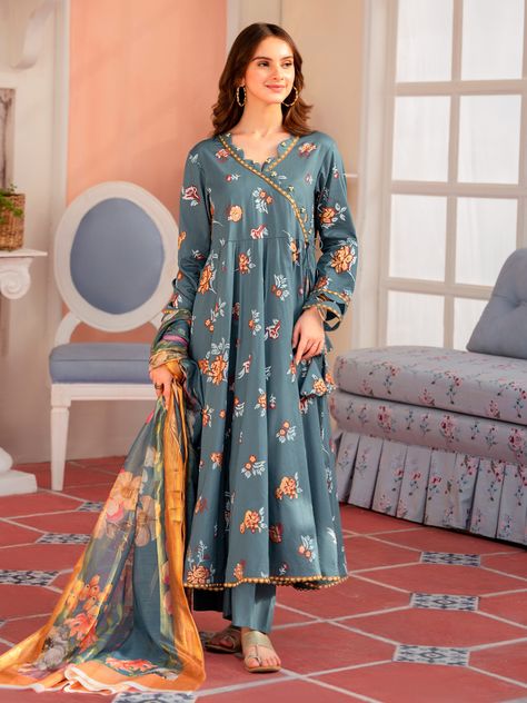 Full Printed Suit Design, Dress Design Pakistani, Lawn Dress Design, Long Frock Designs, Short Frock, Maxi Design, Kameez Designs, Shirt Trouser, Lawn Suit