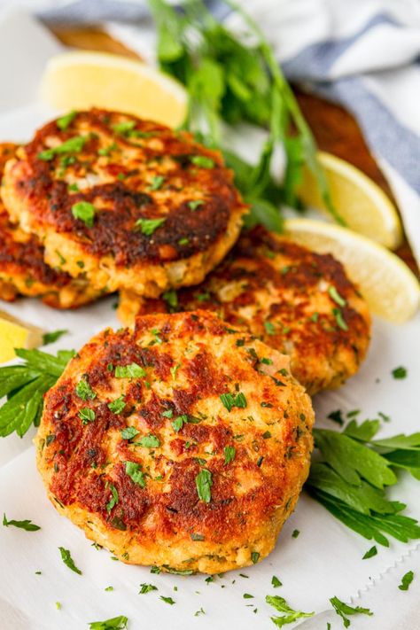 15-Minute Crispy Fried Tuna Patties -- this easy tuna patties recipe is a super quick, easy, and healthy dinner idea! Adding a touch of mayo keeps these tuna cakes tender on the inside, yet crunchy & delicious on the outside... | canned tuna patties | how to make tuna patties | healthy tuna patties | tuna patties with bread crumbs | tuna patties with crackers | fried tuna patties | tuna patty recipe | tuna cake recipe #cannedtuna #tunarecipes #tunapatties #tunapatty #easyrecipe Tuna Dinner Recipes, Tuna Patties Healthy, Tuna Patties Easy, Tuna Cakes Recipe, Easy Tuna Recipes, Tuna Fish Cakes, Tuna Patties Recipes, Tuna Dinners, Fish Patties