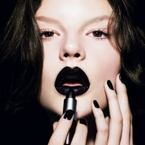 I think tomorrow I'm gonna wear black lipstick. Black Lipstick Look, Maquillage Halloween Simple, Crazy Eye Makeup, Fall Lipstick, Dark Lipstick, Black Lipstick, Black Lips, Dark Lips, Smokey Eyes