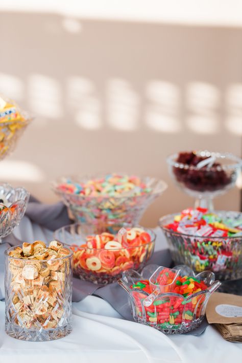 Wedding Reception Candy Bar Ideas, Snack Bar At Wedding, Cocktail Hour Snacks Wedding Diy, Snack Bar Wedding Receptions, Wedding Cocktail Hour Snacks, Candy Table Ideas Wedding, Candy Station Ideas, Small Candy Bar, Holiday Candy Bar