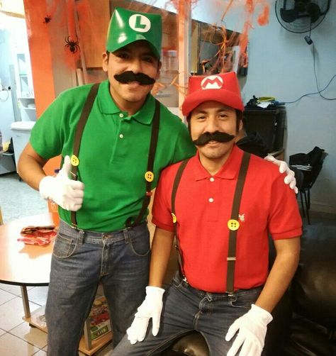 Diy Luigi Costume Men, Luigi Outfit, Mario Luigi Costume, Mario Costume Diy, Mario And Luigi Costumes, Mario And Luigi Halloween, Mario Brothers Costumes, Super Mario Bros Costumes, Luigi Halloween Costume