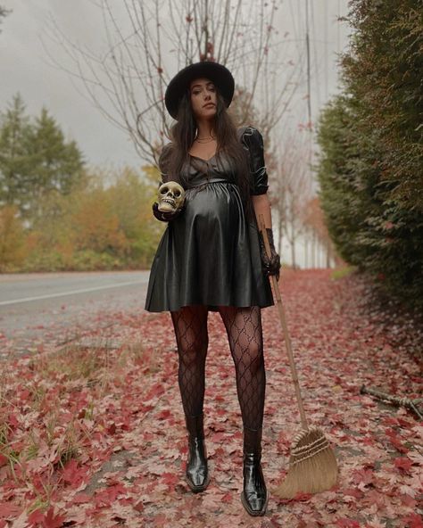 Maternity Halloween Costume, Maternity Halloween, Gucci Tights, Pregnant Halloween Costumes, Baby Is Brewing, Holloween Costume, Pregnant Halloween, Halloween Costumes Makeup, Witch Costume