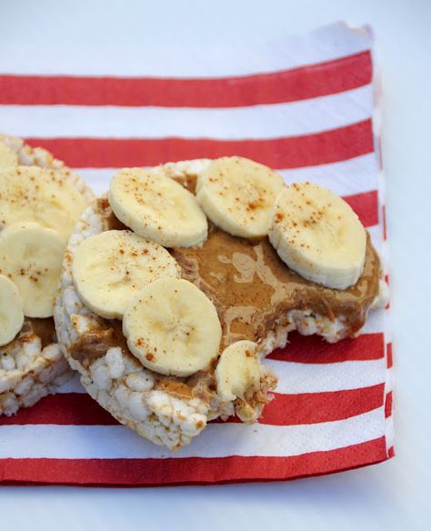 rice cakes, almond butter, sliced banana and cinnamon sprinkled on top...the perfect afternoon snack:) Power Snacks, Bread Substitute, Monkey Bread, Calorie Intake, Rice Cakes, Afternoon Snacks, Vegan Snacks, Snack Time, Healthy Treats