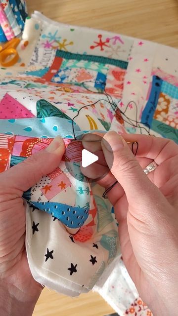 Rosie Taylor on Instagram: "✨️HAND-QUILTING TUTORIAL✨️ How to make your knot and bury it at the start and finish.  My colleague @amandathomas_creative taught me this neat way to make a triple knot, and I've never looked back!! To bury the knot, you need to wiggle your needle about in the hole to stretch it slightly.   I'm using DMC perlè cotton (size 8) and one of my favourite needles for hand-quilting, a prym long cotton darner!!! I've tried so many needles and I keep coming back to these! They are very sharp and long! Whatever you're comfortable with though. Yes, I don't use a thimble! Sorry, I know that's going to worry some of you!!! 😆  As for the quilting, I stitch mostly next to seams, about ⅛" away, but anything goes here. No rules!!! The glorious quilt block pattern is #sobearyinl Quilt Tying Ideas, Quilt Ties Knots, Hand Quilting Ideas, Hand Quilting Technique, Sewing Methods, Quilting Tutorial, Perle Cotton, Quilt As You Go, No Rules