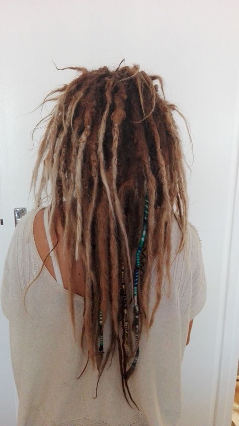 Runway Ready: Fashion-Forward Hairstyles Straight from the Catwalk Dreadlocks On Straight Hair, Dreadlocks Short Hair, Layered Haircuts Straight Hair, Dreadlock Journey, Rasta Hair, Blonde Dreadlocks, Natural Dreads, Modeling Portfolio, Dreads Girl